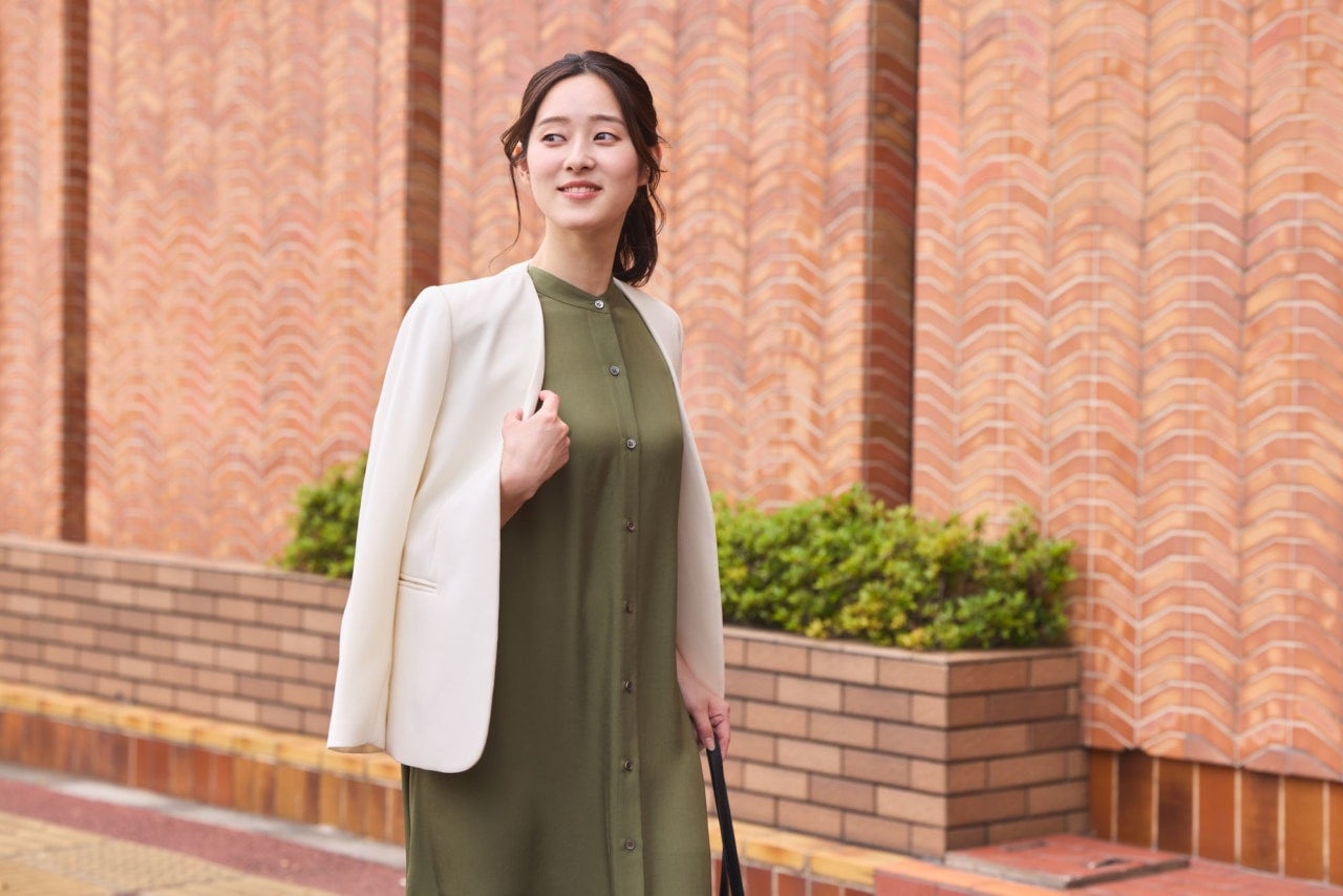 暑すぎる日の通勤服問題を解決。一枚でサマになる“大人のきれいめワンピ”