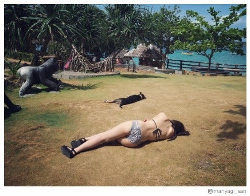 永尾まりや「お尻にくぎ付け」「SEXYすぎる」“寝転び”ビキニショットに絶賛の声