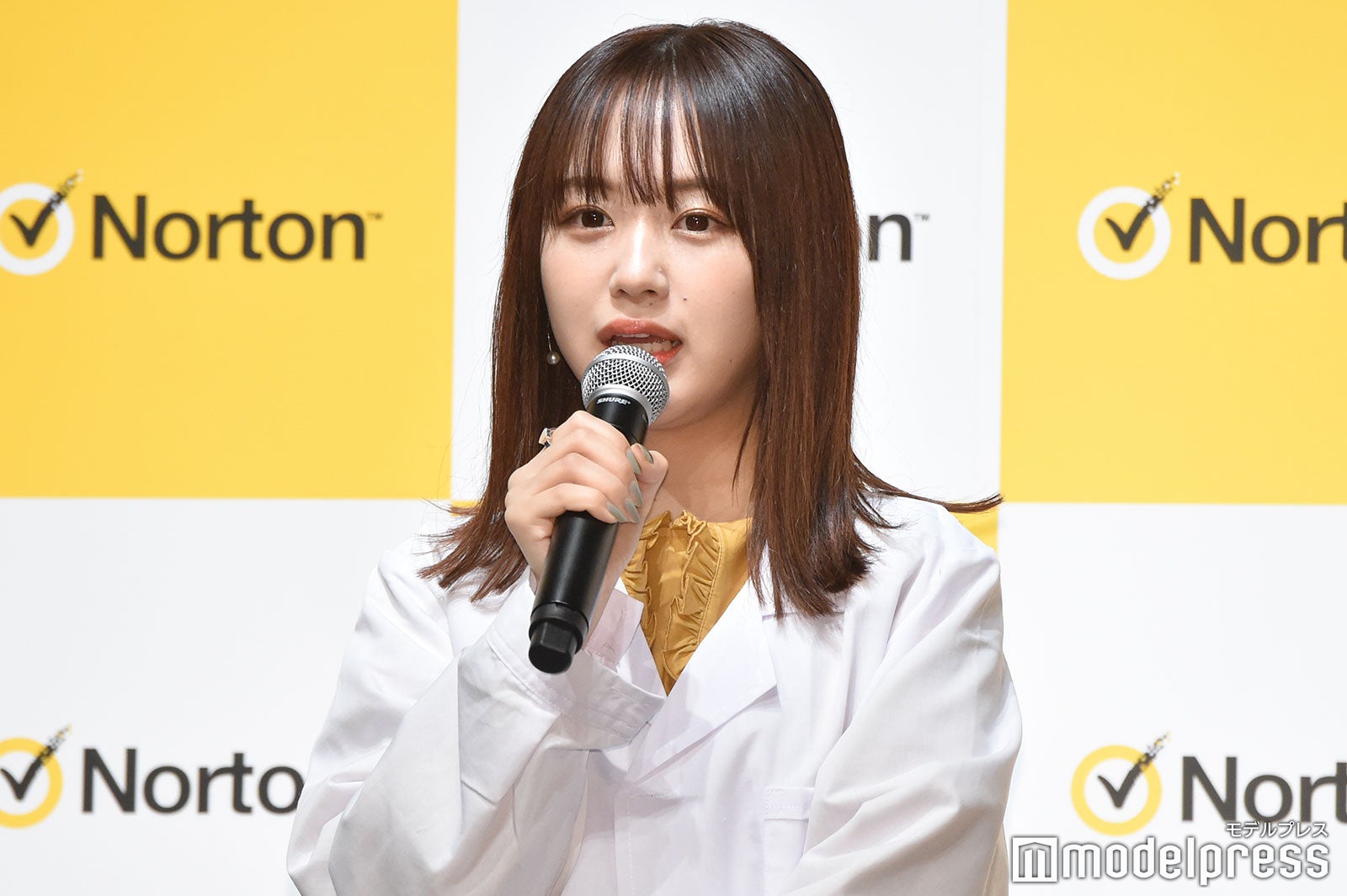 ファンからのコメントをチェックしていると話すなえなの（C）モデルプレス