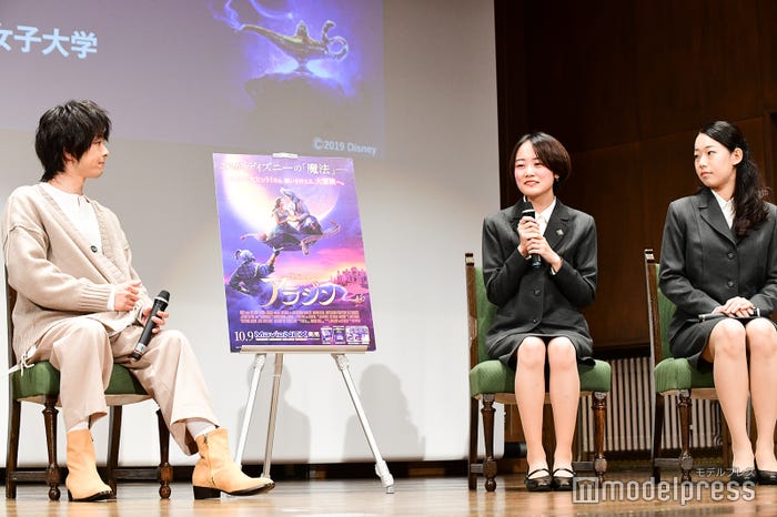 学生の相談にアドバイスを送る中村倫也