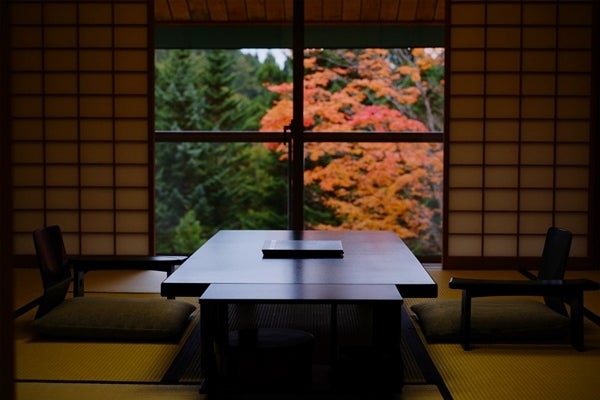 夜はライトアップも楽しめる紅葉客室もあり／画像提供：星野リゾート