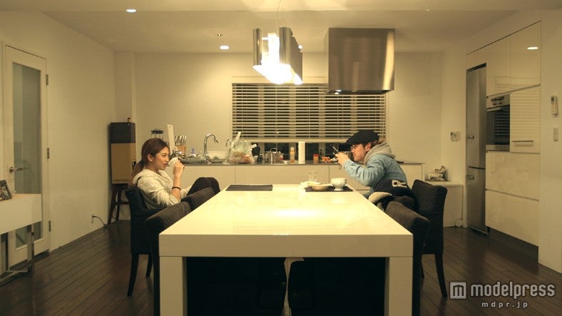 今井華（左）の手料理を食べる宮城大樹（右）／「テラスハウス」2月8日放送回より（画像提供：フジテレビ）