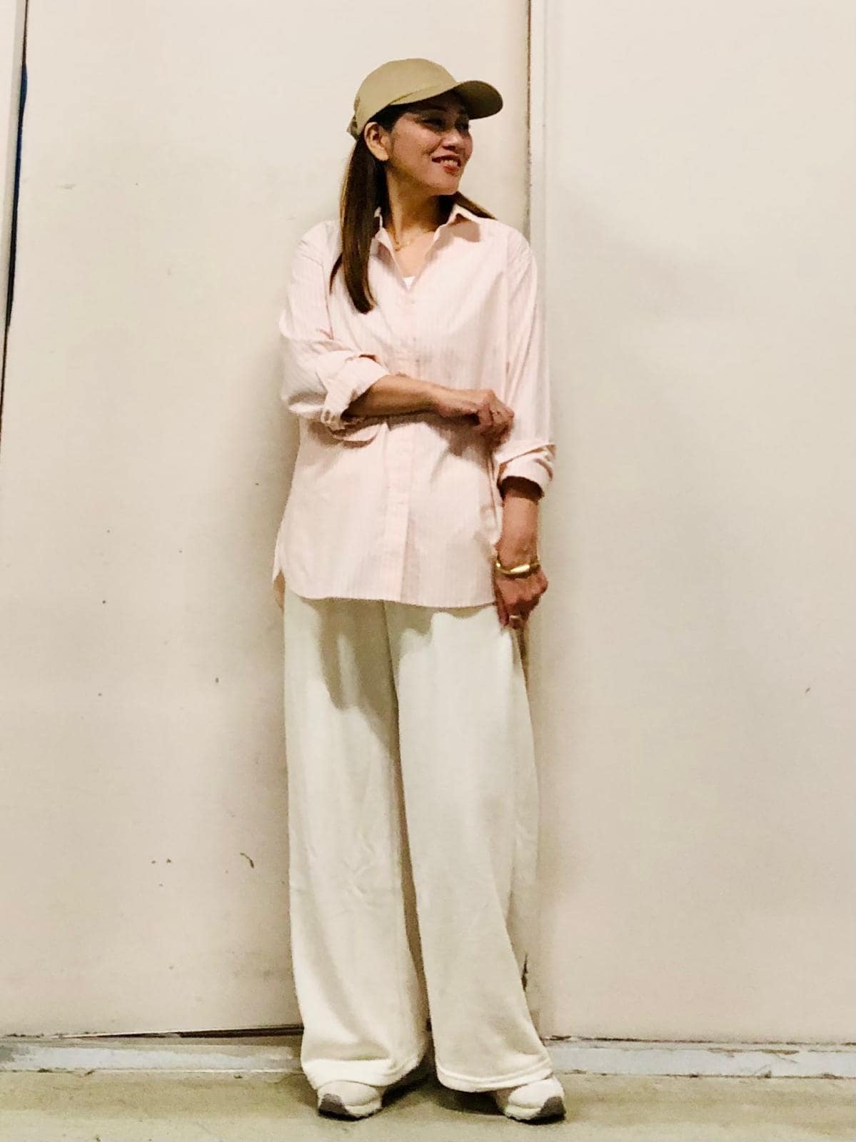 一枚でも、インナーでもOKで、着まわしやすいストライプシャツ 出典:StyleHint