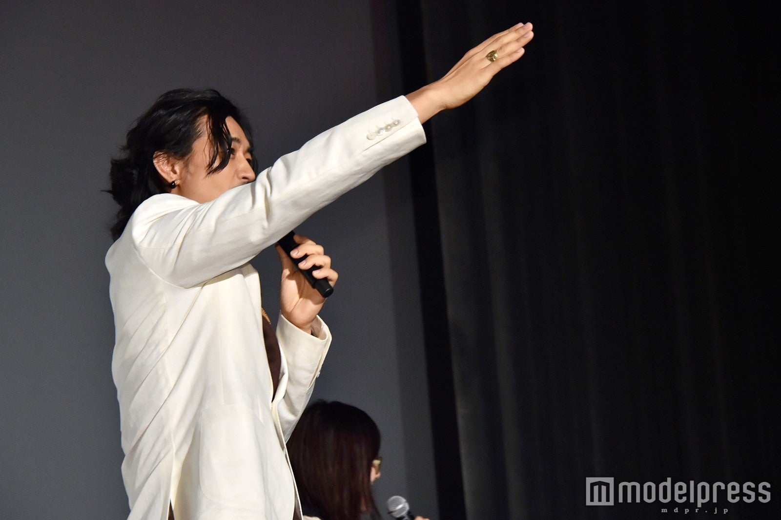 「年配の男性はいないか！」と男性客の挙手を促す斎藤工（C）モデルプレス