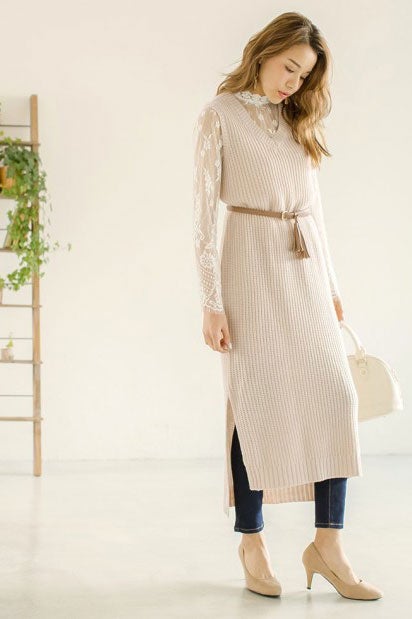 Vネックニットワンピース「Re:EDIT by GALSTAR」2,798円（税込）／画像提供：Re:EDIT by GALSTAR