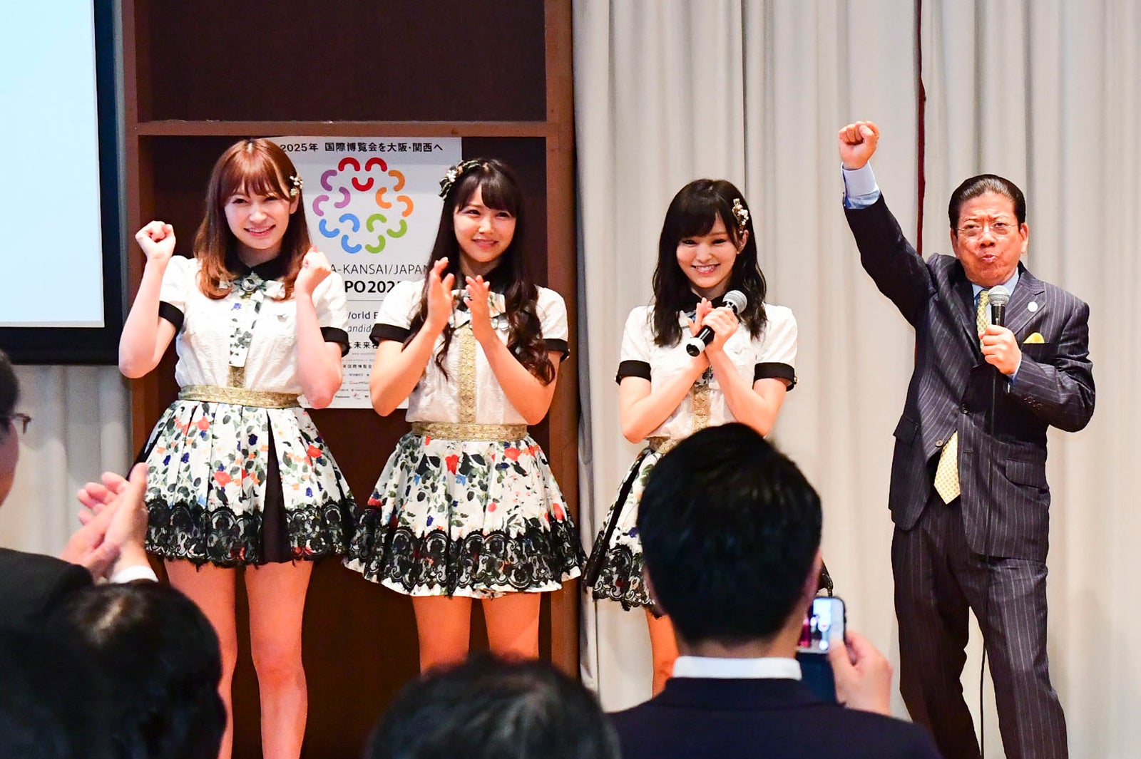 （左から）吉田朱里、白間美瑠、山本彩、西川きよし