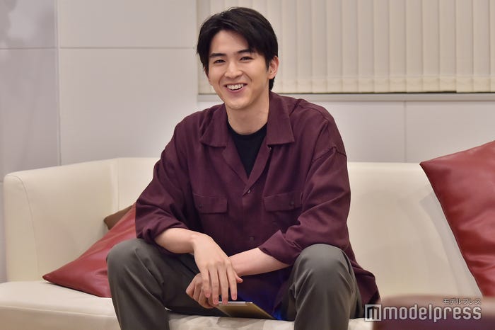 生配信に緊張の様子の甲斐翔真(C)モデルプレス