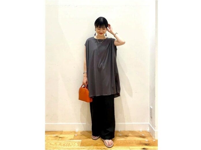 グレーのトップス＆黒パンツで辛口配色のゆったりコーデに　出典：WEAR