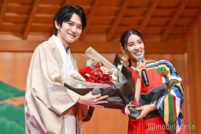 本郷奏多、土屋太鳳(C)モデルプレス