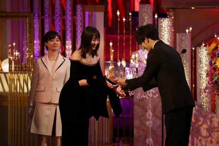 トロフィーを受け取る長澤まさみ(C)日本アカデミー賞協会