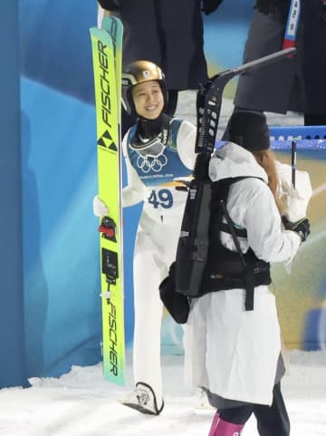 丸山希が銅メダル！日本選手団メダル1号 18年平昌五輪の高梨以来、日本勢2大会ぶりのメダル 高梨ら駆け寄り歓喜の抱擁