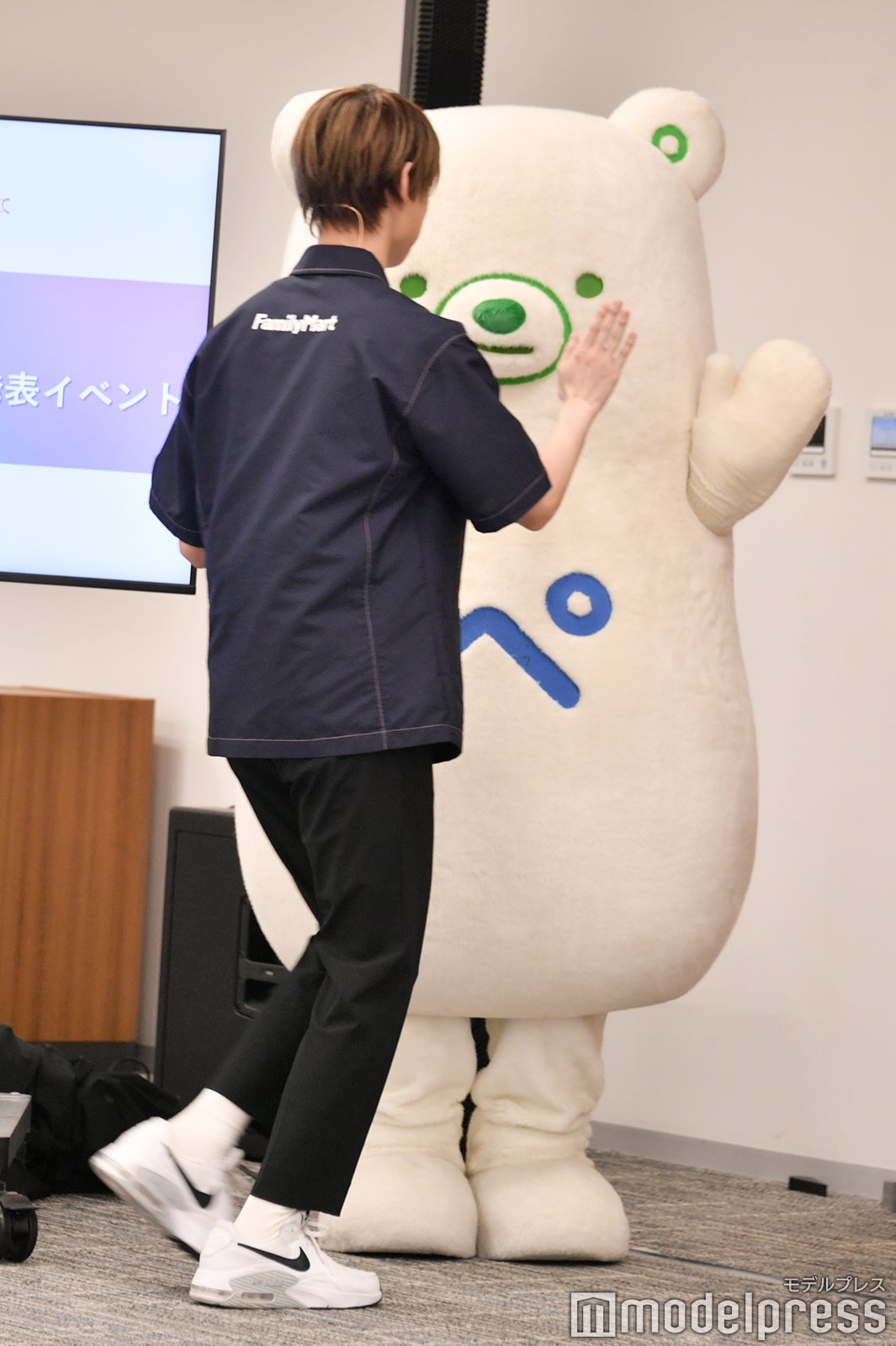 去り際、ファミッペにハイタッチする白岩瑠姫 （C）モデルプレス