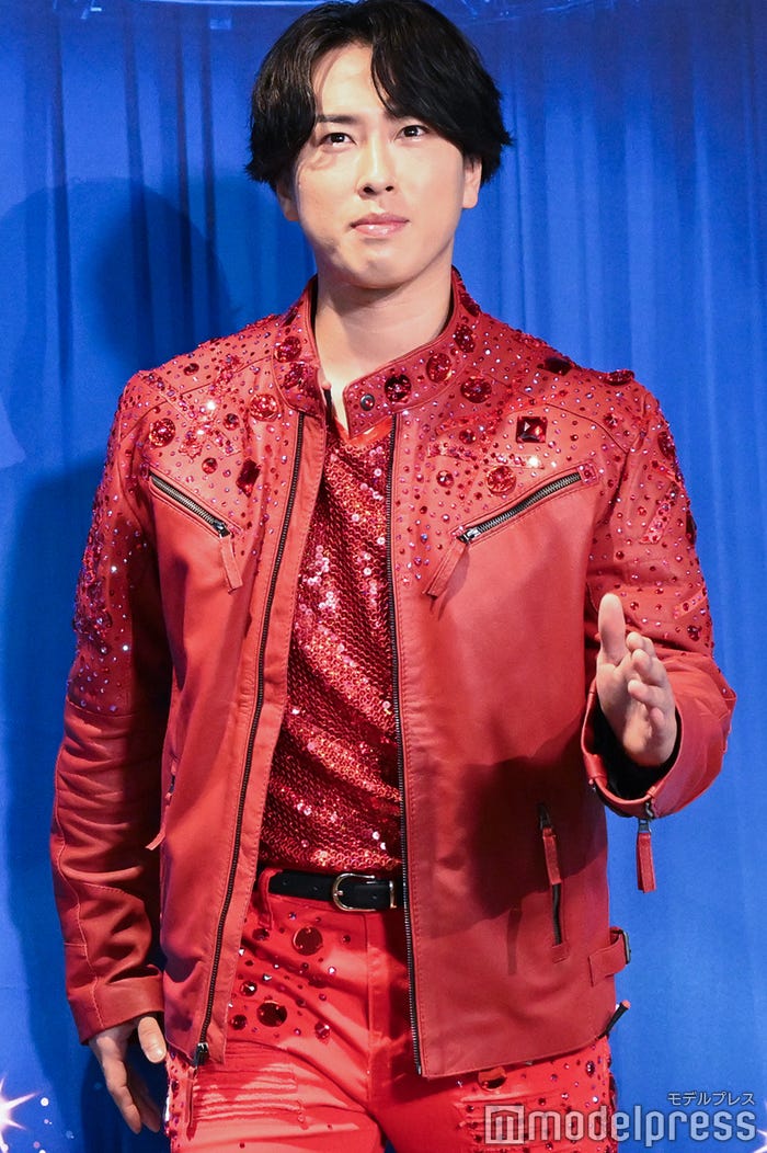 「滑るように」とポーズを求められると、“ギャグがスベる”とどちらの意味かしっかり確認していた宮舘涼太(C)モデルプレス