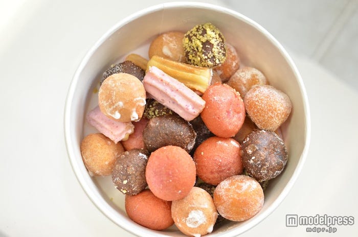 丸くてかわいいドーナツの詰め合わせを見るだけでウキウキ気分に