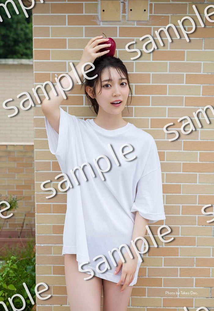 乃木坂46 阪口珠美1st写真集「青いバラ」セブンネット限定ポストカード撮影/Takeo Dec.(画像提供:幻冬舎)