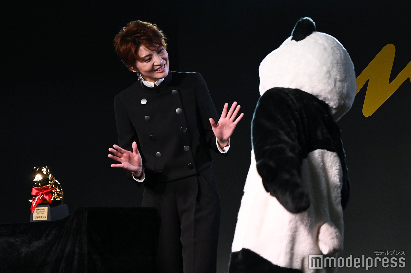 ananパンダと戯れる鳳月杏（C）モデルプレス