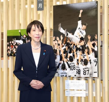 高市早苗総理が「報道写真展」に来場 大ファン公言、阪神のパネルの前では小さくガッツポーズ
