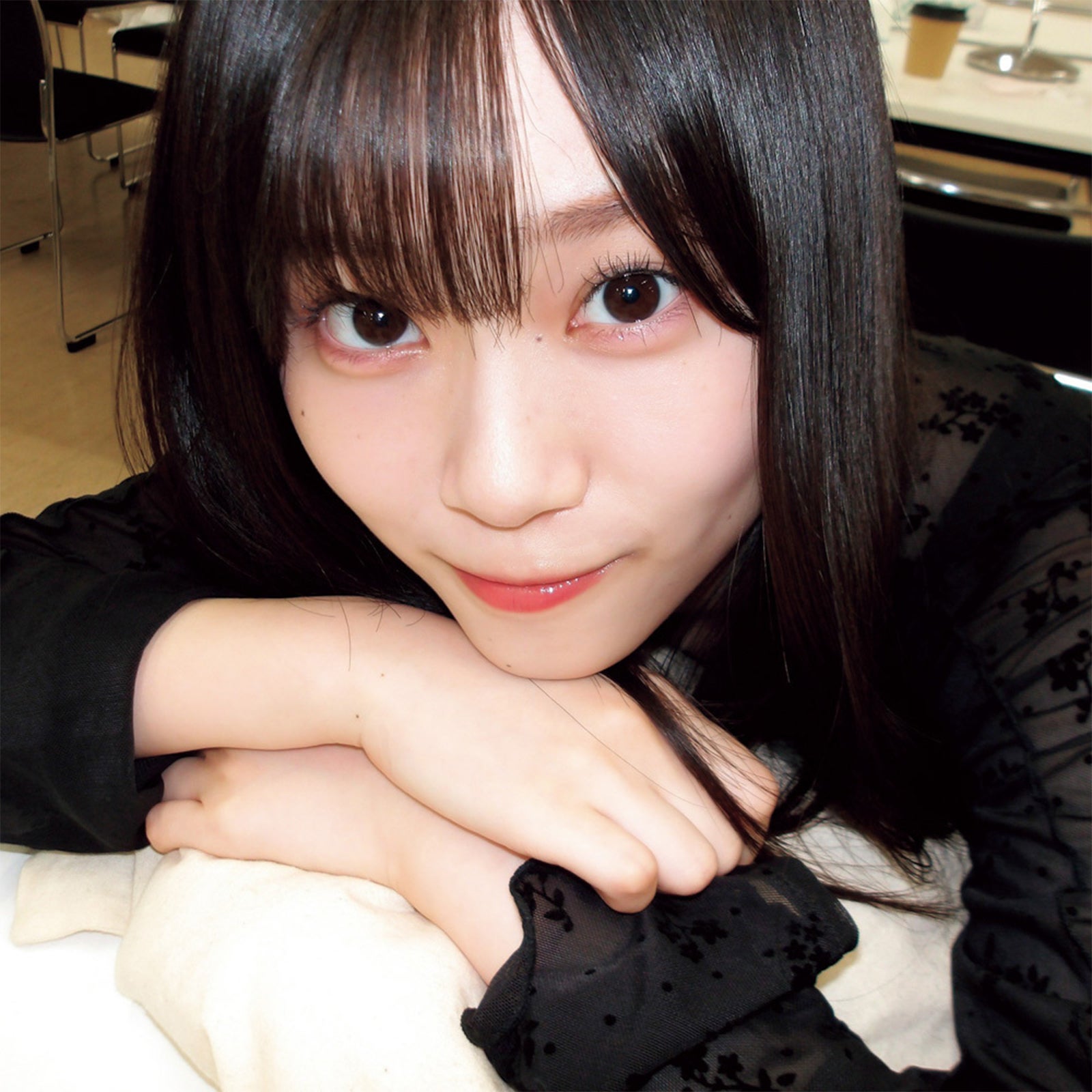 櫻坂46山下瞳月、"彼女感"満載の上目遣いショット解禁 撮影は山崎天【櫻撮】