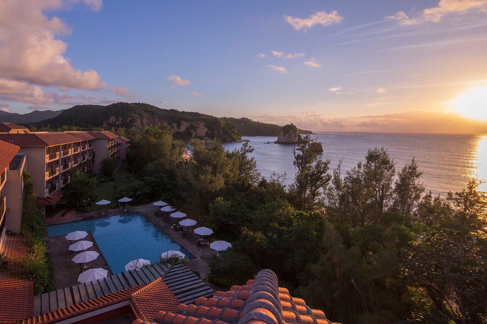 夕暮れ時のホテル外観／画像提供：星野リゾート