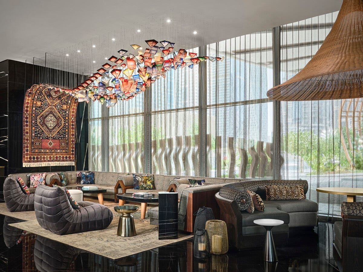 絨毯は壁面はトラディショナル、天井部分はストーンを使ったモダンなデザイン