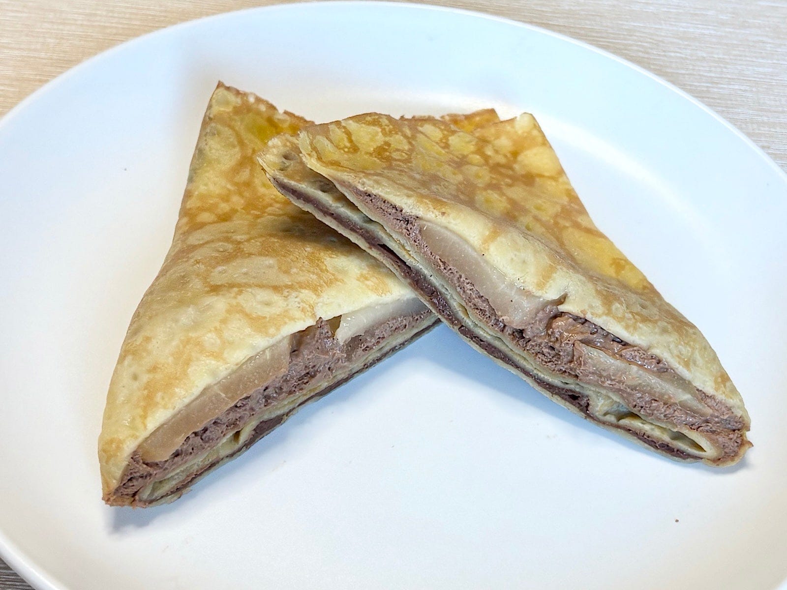 コンビニスイーツでは珍しい洋梨入りクレープ。しっとりした洋梨とショコラ＆ガナッシュクリームが相性抜群 