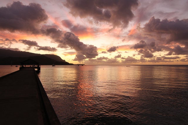 絶好のサンセットスポット、ハナレイ湾／photo by nissanman2009