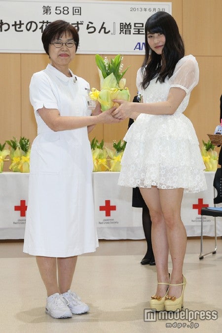 （右）横山由依