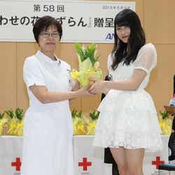 (右)横山由依