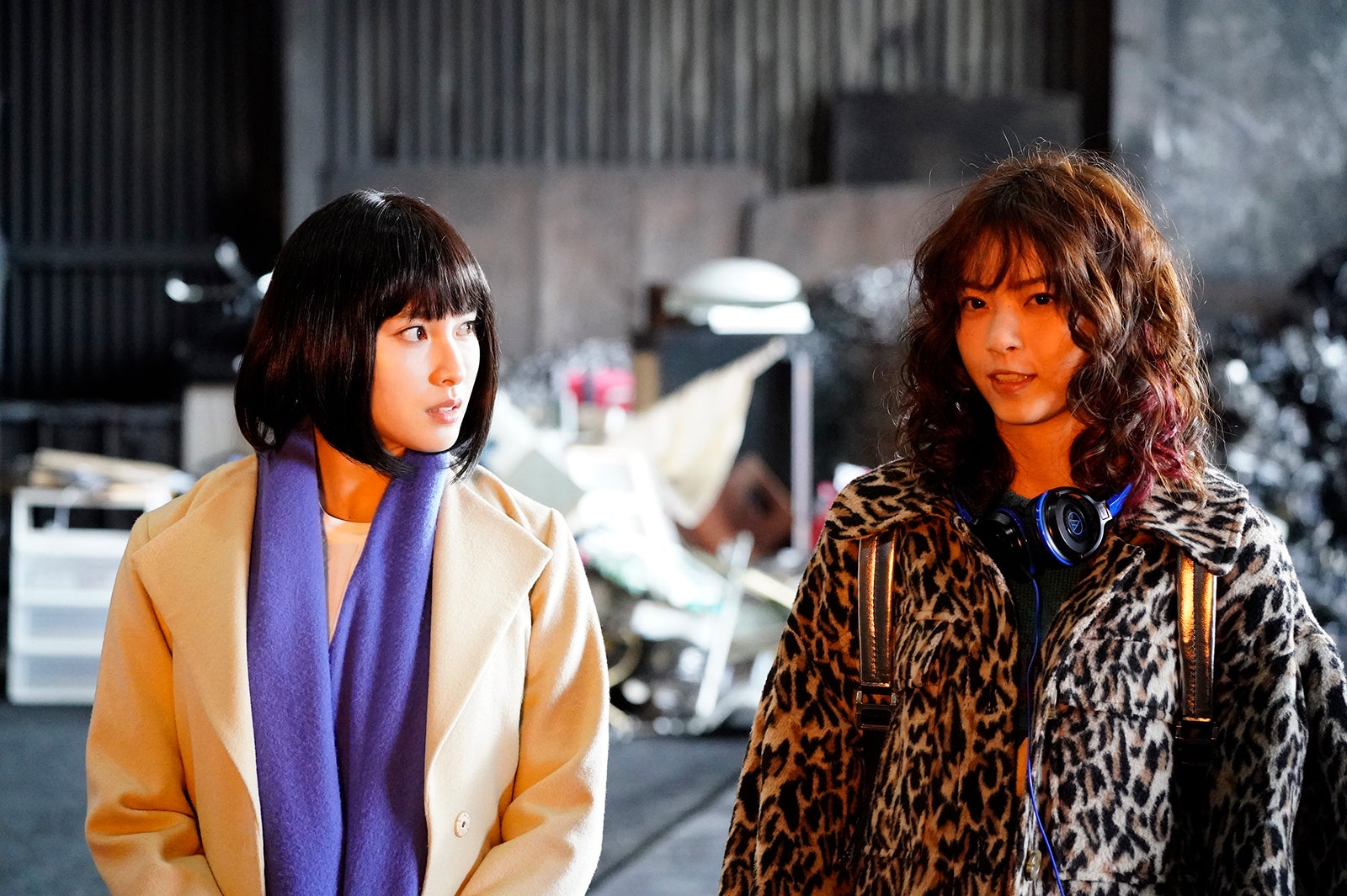 西野七瀬、土屋太鳳（C）2021「鳩の撃退法」製作委員会（C）佐藤正午／小学館