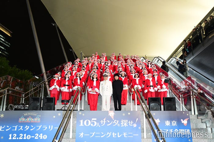 「東京駅105th Anniversary 105人サンタを探せ!ビンゴスタンプラリー」オープニングセレモニーの様子(C)モデルプレス