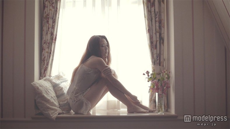 宮脇詩音の新曲「最後のやさしさ」のミュージックビデオより