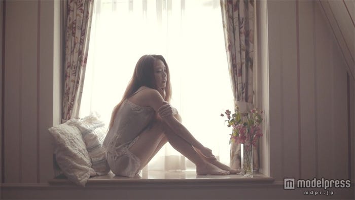 宮脇詩音の新曲「最後のやさしさ」のミュージックビデオより