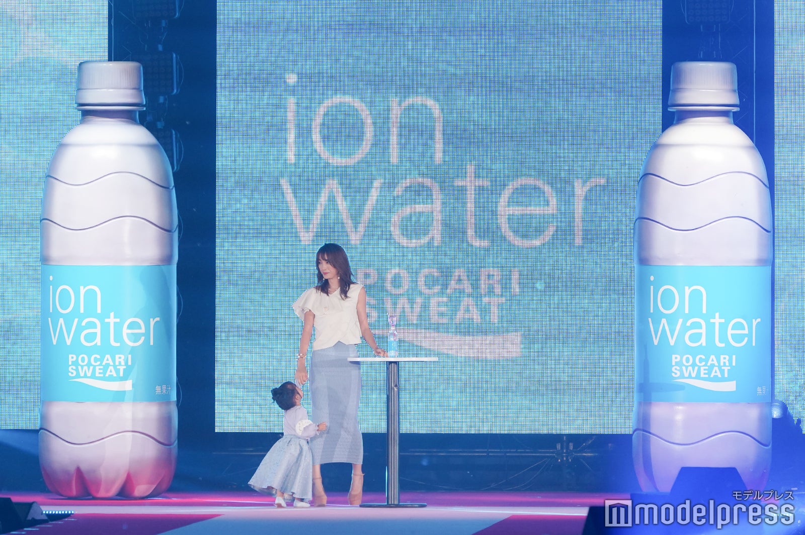 イオンウォーターのステージに登場（C）モデルプレス