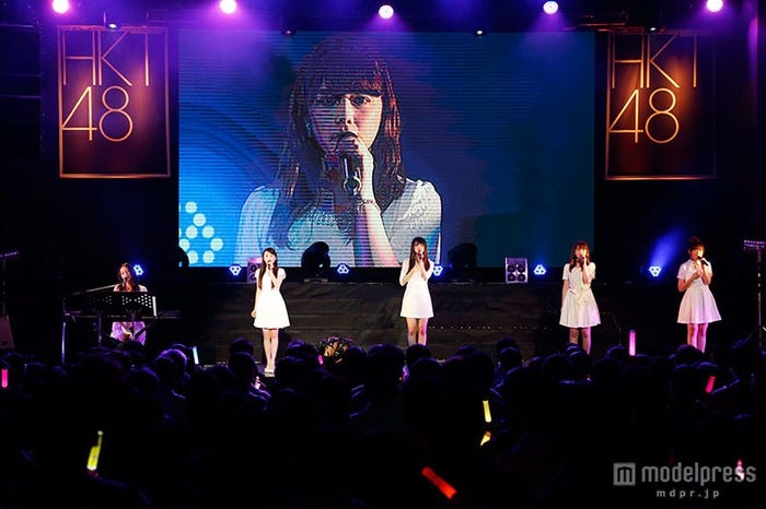 森保まどかがピアノ演奏を担当 テレサ・テン「つぐない」をメンバーが歌唱(C)AKS