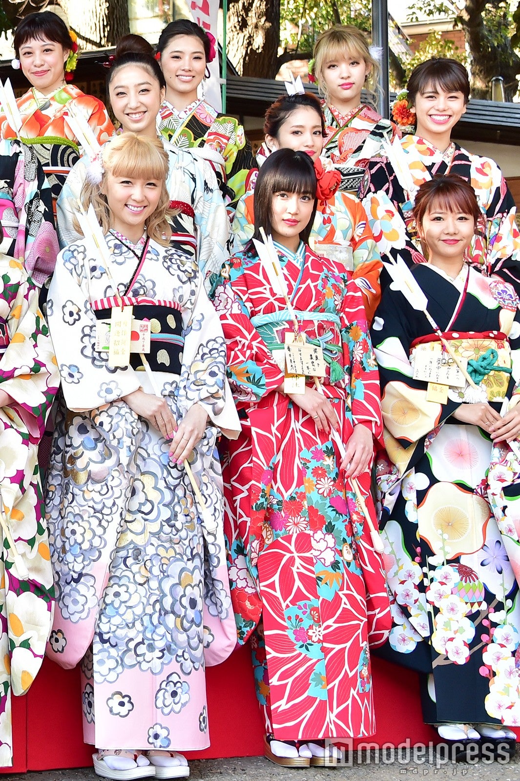 1列目左から：Ami、藤井夏恋、Aya／2列目左から：坂東希、YURINO、佐藤晴美／3列目左から：中島美央、川本璃、MIYUU （C）モデルプレス
