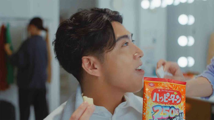 賀来賢人「ハッピーターンスパイス 旨味篇」「ハッピーターン250%パウダー 楽屋篇」より(提供写真)