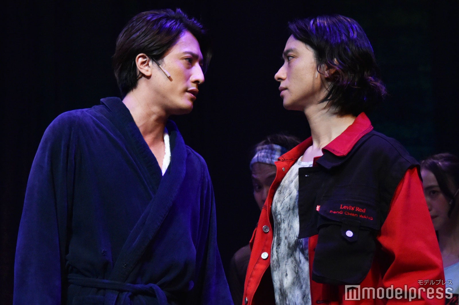 内博貴の“暴君”ぶりに耐えている戸塚祥太（舞台の様子）（C）モデルプレス