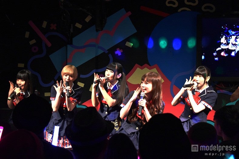 「PUNCH LINE!」を披露したライブの様子