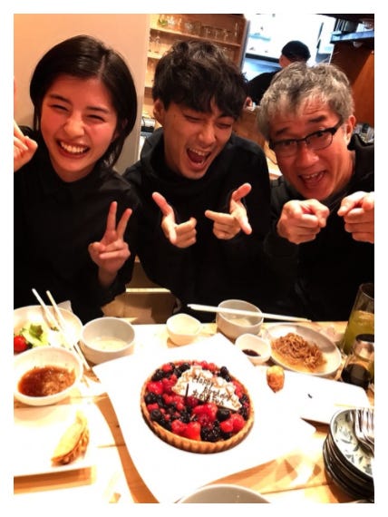 羽田の誕生日を祝った佐久間由衣・渋谷謙人・遠山俊也/羽田美智子オフィシャルブログ(Ameba)より
