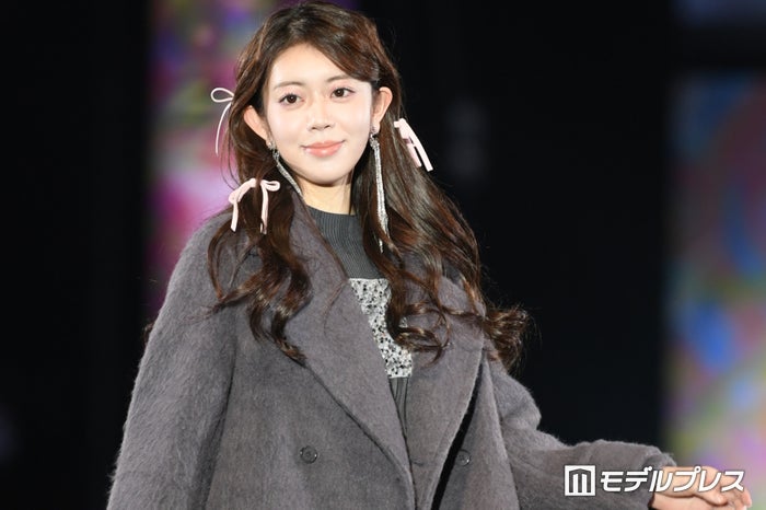 「シャッフルアイランド5」上原沙弓理、甘め×カジュアルなピンクコーデ リボンヘアで華やかに【札幌コレクション 2024 A／W】