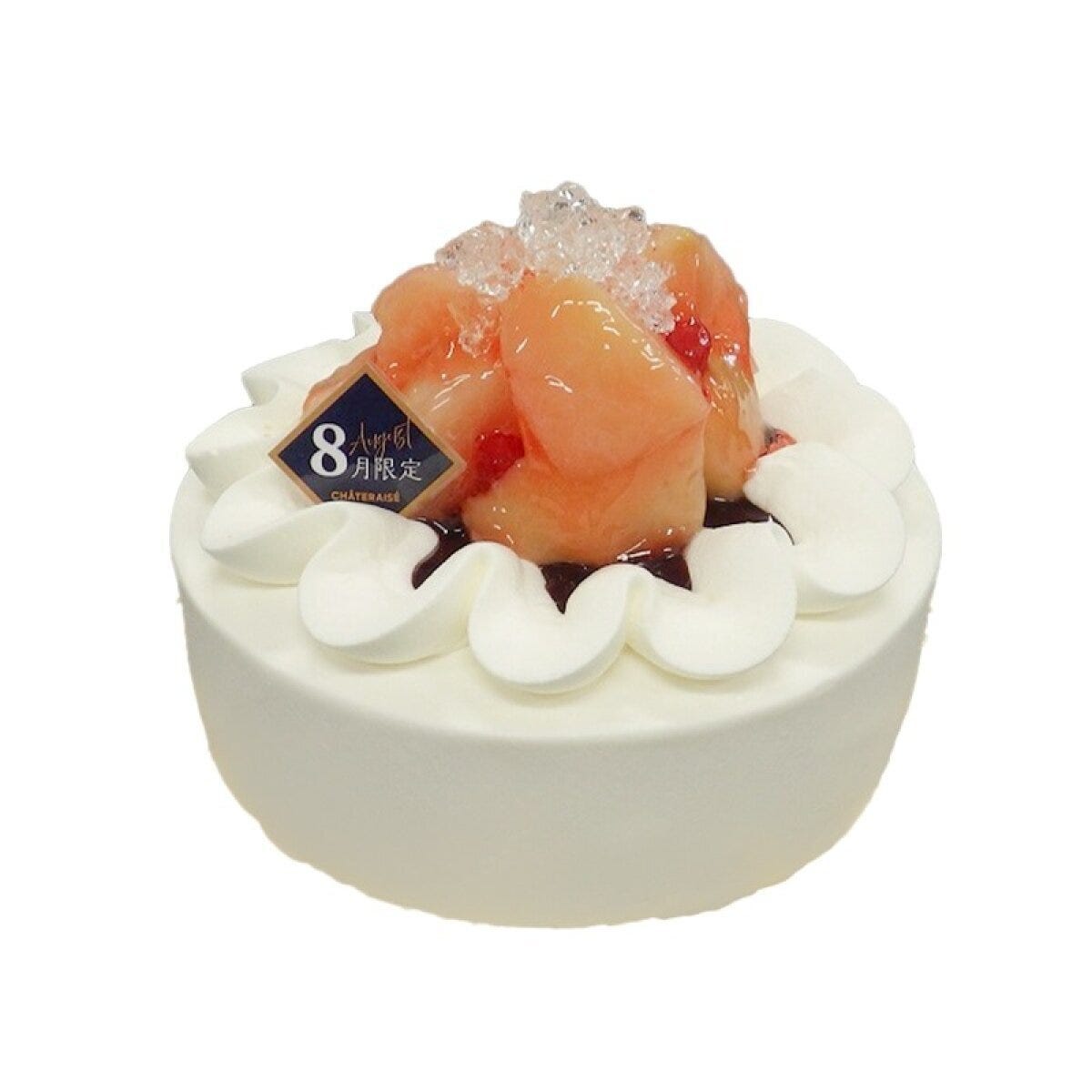 白いクリームのケーキの上にカットされた白桃がたっぷり乗っている