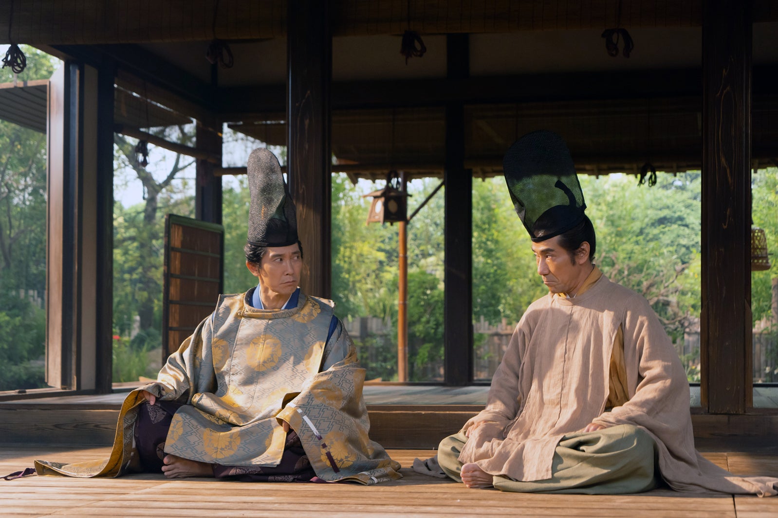 佐々木蔵之介、岸谷五朗「光る君へ」第1話より（C）NHK