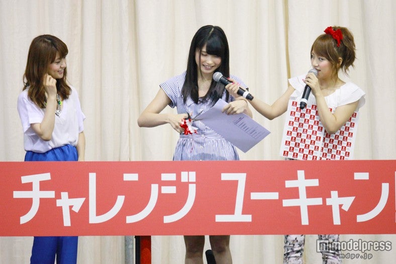 合格発表の様子（左から）大島優子、横山由依、高橋みなみ（C）AKS