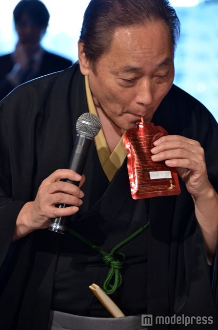 正官庄の商品を試飲するヨネスケ