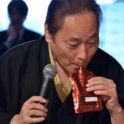 正官庄の商品を試飲するヨネスケ