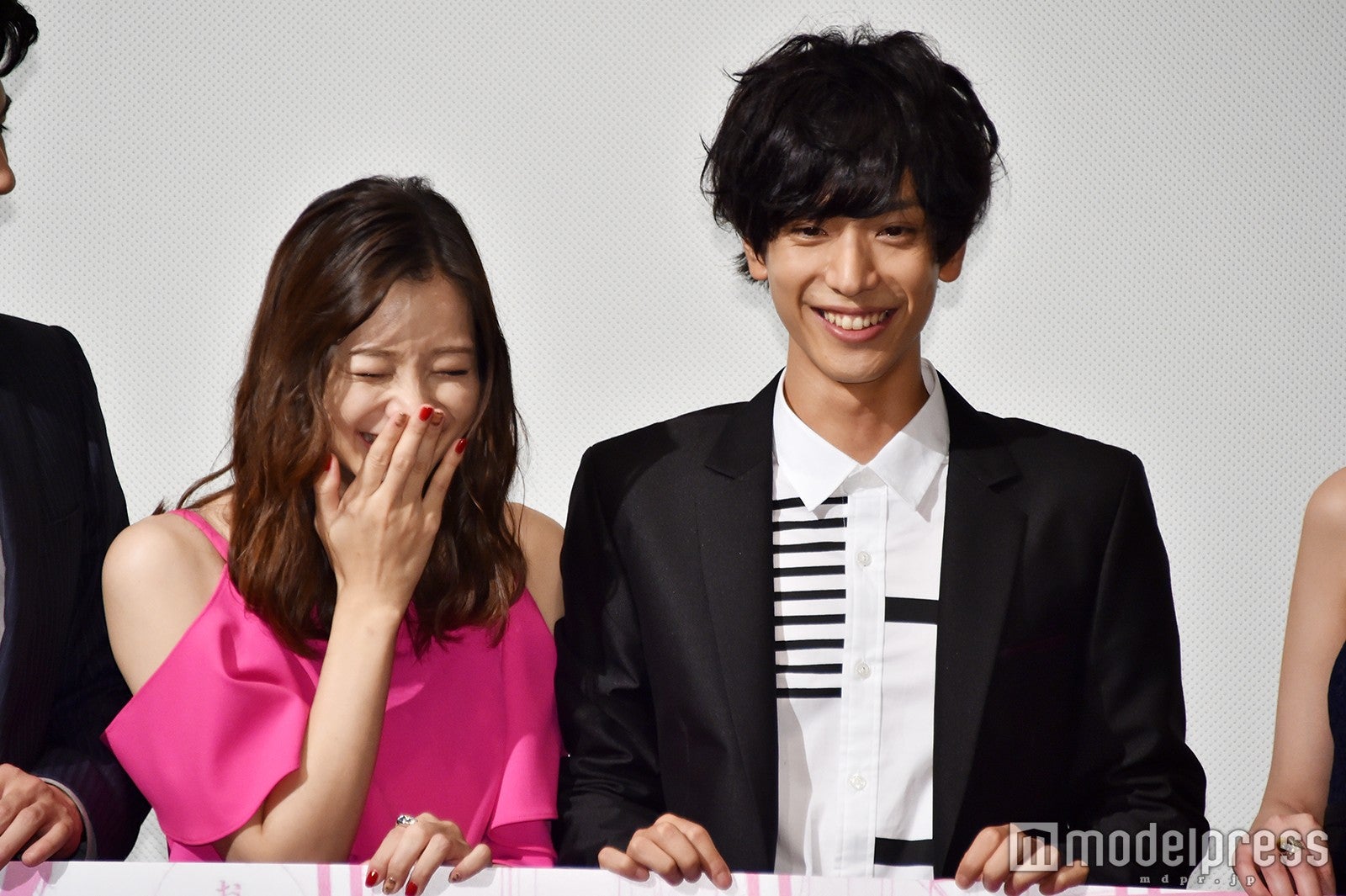 （左から）足立梨花、黒羽麻璃央 （C）モデルプレス