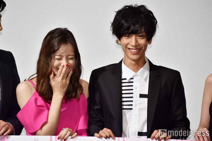 (左から)足立梨花、黒羽麻璃央 (C)モデルプレス