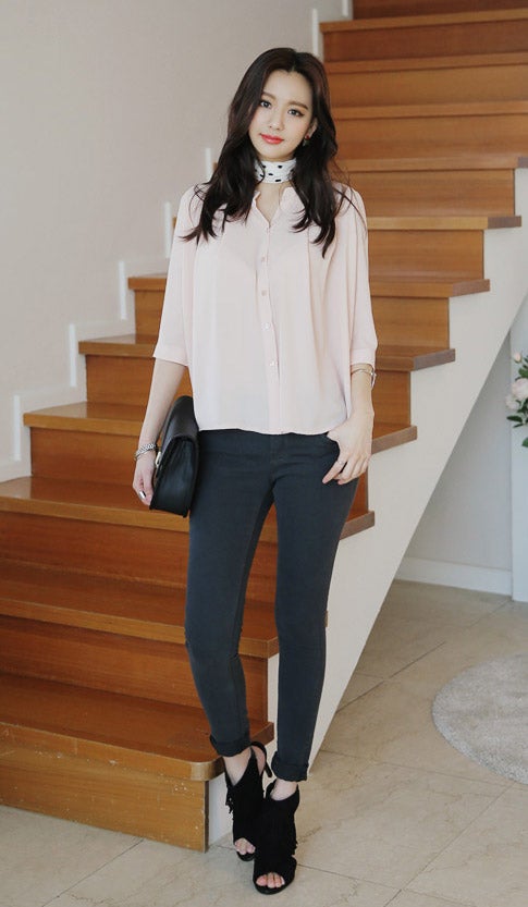 タックディテールバンドカラーブラウス・全4色「DHOLIC」2,786円（税込）／画像提供：DHOLIC