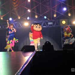 きゃりーぱみゅぱみゅ(左)と野原しんのすけ(右)