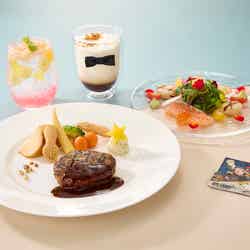 (上)スペシャルドリンク&コースターセット(左:アーニャのわくわくピーチ・フローズンソーダ 右:ボンドのもふもふティーラテ)(下)SPY×FAMILY パークサイド・グリル・スペシャルセット ~ロイドのハンバーグ~/画像提供:ユニバーサル・スタジオ・ジャパン